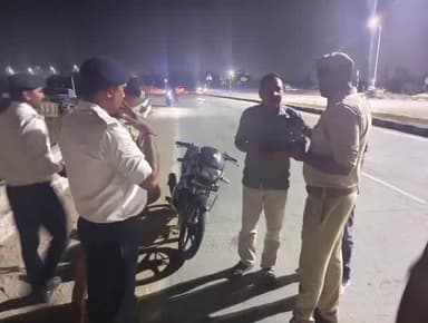 मऊ: एसपी के निर्देशन पर जनपद के सभी थानों ने छात्रों के अंतर्गत यातायात नियमों का न पालन करने वालों के खिलाफ चेकिंग की