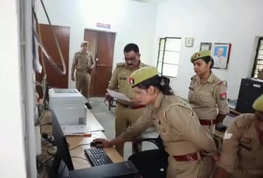 मऊ: पुलिस अधीक्षक मऊ श्री कमलेश बहादुर ने महिला थाना का किया औचक निरीक्षण
