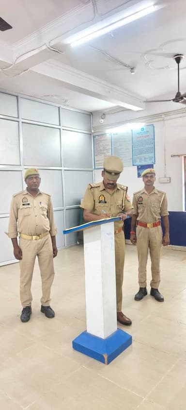 #MaharajganjPolice
पुलिस अधीक्षक #महराजगंज के निर्देशन में अपराध/अपराधियों पर नियंत्रण के दृष्टिगत #थाना_कोल्हुई पुलिस द्वारा #बैक_चेकिंग अभियान चलाकर बैंक/ATM तथा बैंकों के आस-पास संदिग्ध व्यक्ति/वाहनों की चेकिंग की तथा बैक सुरक्षा ड्यूटी पर लगे सुरक्षाकर्मियों को निर्देशित किया।
@Uppolice