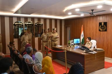 #MaharajganjPolice
#जन_सुनवाई
पुलिस अधीक्षक #महराजगंज श्री शक्ति मोहन अवस्थी द्वारा पुलिस कार्यालय में जनता दर्शन के दौरान आमजन की शिकायतों को गम्भीरता पूर्वक सुना गया तथा शिकायतों के गुणवत्तापुर्वक व #समयबद्ध #निस्तारण हेतु सम्बंधित अधिकारियों को निर्देशित किया गया।
#UPPolice