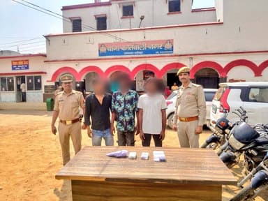 #SPGonda के निर्देशन में थाना को0 नगर पुलिस द्वारा वाहन चोर गिरोह का भंडाफोड़ करते हुए 03 अभियुक्तों को गिरफ्तार किया। अभियुक्तों के कब्जे से 05 चोरी की मोटरसाइकिलें, ₹2580 नकद, 01 मोबाइल फोन तथा वाहनों के नंबर बदलने में प्रयुक्त पेंट व ब्रश बरामद किए गए।
#UPPolice https://t.co/5EpZVGeDRS