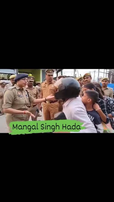 अंकल तो लगता है "ज्यादा बच्चे पैदा करो" वाली सलाह को पूरी गंभीरता से ले बैठे। 😄
जहां कुछ लोग चार बच्चों की बात करते हैं, वहां अंकल ने तो पांच का आंकड़ा भी पार कर लिया। 😂
यह वीडियो उन लोगों तक जरूर पहुंचना चाहिए जो बड़ी परिवार नीति की वकालत करते हैं। क्या पता, अंकल के लिए चार पहिया वाहन की व्यवस्था ही करवा दें! 😛🚗