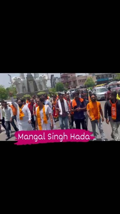 कोटा में हिंदू शिवसेना की मांग: मंदिरों के बाहर मांस की दुकानें हटाई जाएं, 15 दिन का अल्टीमेटम
कोटा। हिंदू शिवसेना के प्रमुख बजरंग लाल सोलंकी के नेतृत्व में संगठन के पदाधिकारी और कार्यकर्ता बड़ी संख्या में मंगलवार को कोटा कलेक्ट्रेट पहुंचे। इस दौरान कार्यकर्ताओं ने सामूहिक रूप से हनुमान चालीसा का पाठ किया और प्रशासन के समक्ष अपनी मांगें रखीं।
हिंदू शिवसेना ने एडीएम सिटी को ज्ञापन सौंपकर मांग की कि शहर के मंदिरों के आसपास संचालित मांस की दुकानों को बंद कराया जाए। संगठन का कहना है कि धार्मिक स्थलों के निकट इस प्रकार की दुकानों का संचालन श्रद्धालुओं की भावनाओं को आहत करता है।
ज्ञापन में चेतावनी दी गई है कि यदि 15 दिनों के भीतर प्रशासन द्वारा कार्रवाई नहीं की गई तो संगठन उग्र आंदोलन शुरू करेगा। साथ ही कहा गया कि इसके बाद शिवसेना कार्यकर्ता स्वयं मांस की दुकानों को हटाने का प्रयास करेंगे, जिसकी समस्त जिम्मेदारी प्रशासन की होगी।
संगठन ने प्रशासन से धार्मिक स्थलों की गरिमा बनाए रखने और जनभावनाओं का सम्मान करते हुए शीघ्र कार्रवाई करने की मांग की है।
