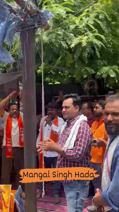 कोटा में हिंदू शिवसेना की मांग: मंदिरों के बाहर मांस की दुकानें हटाई जाएं, 15 दिन का अल्टीमेटम
कोटा। हिंदू शिवसेना के प्रमुख बजरंग लाल सोलंकी के नेतृत्व में संगठन के पदाधिकारी और कार्यकर्ता बड़ी संख्या में मंगलवार को कोटा कलेक्ट्रेट पहुंचे। इस दौरान कार्यकर्ताओं ने सामूहिक रूप से हनुमान चालीसा का पाठ किया और प्रशासन के समक्ष अपनी मांगें रखीं।
हिंदू शिवसेना ने एडीएम सिटी को ज्ञापन सौंपकर मांग की कि शहर के मंदिरों के आसपास संचालित मांस की दुकानों को बंद कराया जाए। संगठन का कहना है कि धार्मिक स्थलों के निकट इस प्रकार की दुकानों का संचालन श्रद्धालुओं की भावनाओं को आहत करता है।
ज्ञापन में चेतावनी दी गई है कि यदि 15 दिनों के भीतर प्रशासन द्वारा कार्रवाई नहीं की गई तो संगठन उग्र आंदोलन शुरू करेगा। साथ ही कहा गया कि इसके बाद शिवसेना कार्यकर्ता स्वयं मांस की दुकानों को हटाने का प्रयास करेंगे, जिसकी समस्त जिम्मेदारी प्रशासन की होगी।
संगठन ने प्रशासन से धार्मिक स्थलों की गरिमा बनाए रखने और जनभावनाओं का सम्मान करते हुए शीघ्र कार्रवाई करने की मांग की है।