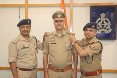 #SSP @moradabadpolice @satpal_IPS द्वारा उ0नि0 श्री योगेश कुमार मलिक के उप- निरीक्षक पद से निरीक्षक पद पर पदोन्नति होने पर उन्हें स्टार लगाकर उनके उज्ज्वल भविष्य की कामना करते हुए हार्दिक शुभकामनाएं दी गईं।
#UPPolice https://t.co/JZoBAMoLGJ