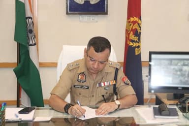#SSP_MoradabadPolice @satpal_IPS द्वारा पुलिस कार्यालय में #जनसुनवाई की गयी तथा पुलिस कार्यालय पर आये फरियादियों की समस्याओं को सुनकर उनकी समस्याओं के उचित, गुणवत्तापूर्ण व समयबद्ध निस्तारण हेतु संबंधित को आवश्यक आदेश-निर्देश दिये गये।
#UPPolice https://t.co/x3ySnLmj9v