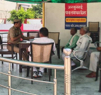 #SSP @moradabadpolice @satpal_IPS के निर्देशन में जनपद के थाना प्रभारियों द्वारा अपने-अपने थाना पर जनसुनवाई कर फरियादियों की समस्याओं को सुना गया तथा उनकी समस्याओं के उचित, गुणवत्तापूर्ण व समयबद्ध निस्तारण हेतु संबंधित को आवश्यक आदेश-निर्देश दिये गये ।
#uppolice https://t.co/l8npJt6vmL
