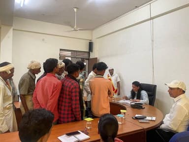 कलेक्ट्रेट कार्यालय में जनसुनवाई कक्ष में कलेक्टर श्रीमती नीतू माथुर ने आमजन की शिकायतें सुनते हुए संबंधित विभागों के अधिकारियों को समस्याओं के समाधान के निर्देश दिए।
#Alirajpur #जनसुनवाई
#JansamparkMP https://t.co/N5OySet4Oo