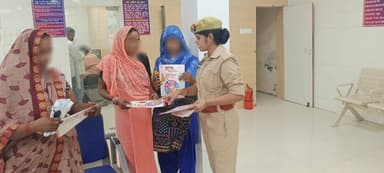 #SP_KSJ के निर्देशन में मिशन शक्ति अभियान के तहत जनपदीय पुलिस द्वारा महिलाओं/बालिकाओं को सुरक्षा संबंधी विभिन्न हेल्पलाइन नंबर की जानकारी देकर किया गया जागरूक।
#नारी_सुरक्षा_सम्मान_स्वावलंबन
#MissionShakti5
#UPPolice https://t.co/LNqwPVuP9g