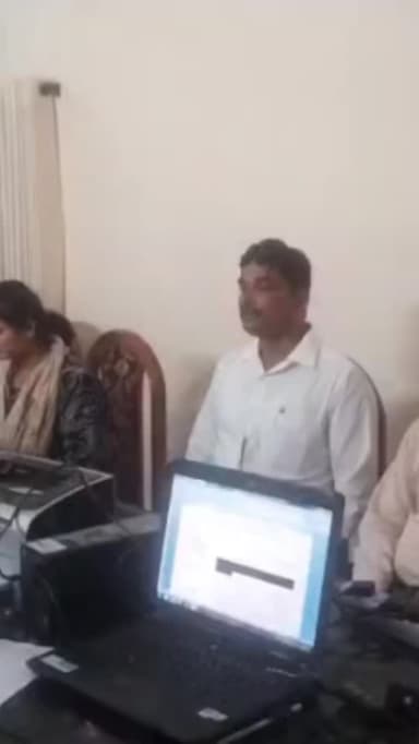 SDM कार्यालय के बाहर ₹75 हजार रिश्वत लेते बाबू लोकायुक्त के हत्थे चढ़ा
शहडोल जिले के ब्यौहारी में लोकायुक्त रीवा की टीम ने बड़ी ट्रैप कार्रवाई करते हुए तहसील कार्यालय में पदस्थ खंड लेखक लल्लू प्रसाद प्रजापति को SDM कार्यालय के बाहर एक फोटोकॉपी दुकान पर ₹75 हजार रिश्वत लेते रंगे हाथों गिरफ्तार किया। आरोपी ने देवलौंद निवासी रमेश रजक से उनके न्यायालयीन प्रकरण में पक्ष में आदेश करवाने के नाम पर रिश्वत मांगी थी। शिकायत के सत्यापन के बाद लोकायुक्त ने मंगलवार को जाल बिछाकर आरोपी को रिश्वत लेते पकड़ लिया। आरोपी के विरुद्ध भ्रष्टाचार निवारण अधिनियम के तहत मामला दर्ज कर आगे की कार्रवाई की जा रही है।#madhya_pradesh#लोकायुक्त_रीवा #ब्यौहारी #शहडोल_मध्यप्रदेस #मध्यप्रदेश