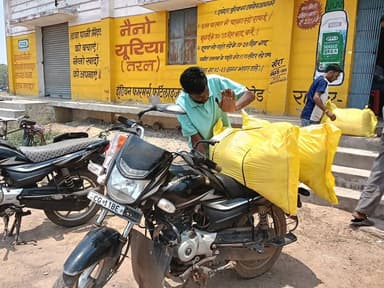 जिले में खरीफ सीजन के लिए खाद एवं बीज का पर्याप्त भंडारण किया गया है। किसानों को यूरिया, डीएपी सहित नैनो यूरिया एवं नैनो डीएपी उपलब्ध कराए जा रहे हैं।
कृषि विभाग द्वारा उर्वरकों के भंडारण एवं वितरण पर लगातार निगरानी रखी जा रही है। अब तक 132 विक्रय केंद्रों का निरीक्षण कर अनियमितता पाए जाने पर कार्रवाई भी की गई है।
कृषि विभाग ने किसानों से अधिकृत विक्रेताओं से ही खाद-बीज खरीदने की अपील की है।
#नैनो_डीएपी
#नैनो_यूरिया
#saktidist
#sakti
@chhattisgarhcmo
@dpr.chhattisgarh