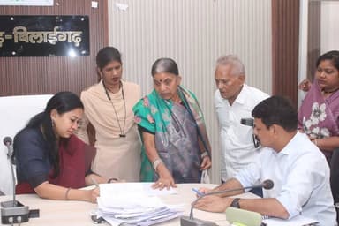 कलेक्टर जनदर्शन में 110 आवेदन प्राप्त हुए, जिनमें पीएम आवास, पेंशन, राशन कार्ड और शौचालय से संबंधित आवेदन प्रमुख रहे। कलेक्टर पद्मिनी भोई साहू ने सभी आवेदनों के शीघ्र निराकरण के निर्देश दिए। जनदर्शन में पेयजल, विद्युत, केसीसी ऋण, खाद-बीज एवं पंचायत संबंधी शिकायतें भी प्राप्त हुईं।
@padminibhoisahu
@chhattisgarhcmo
@dpr.chhattisgarh
#sarangarhdistrict
#chhattisgarh
#कलेक्टर_जनदर्शन