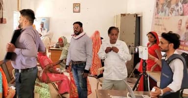 हेंड हेल्ड एक्सरे मशीन से 300 मरीजों की जांच की गई
---
सघन टीबी उन्मूलन अभियान के तहत विकासखंड खंडवा के ग्राम कोरगला व रोशनाई तथा आयुष्मान आरोग्य मंदिर बमनगांव आखई व टिगरिया में विशेष स्वास्थ्य शिविर लगाकर हैंडहेल्ड एक्स-रे मशीन के माध्यम से 300 संभावित टीबी मरीजों की स्क्रीनिंग की गई। मुख्य चिकित्सा एवं स्वास्थ्य अधिकारी डॉ.ओ.पी.जुगतावत ने बताया कि टीबी मुक्त भारत अभियान के अंतर्गत जिले के सभी आयुष्मान आरोग्य मंदिरों में शिविर लगाकर ग्रामीणों को स्वास्थ्य सुविधाएं उपलब्ध कराई जा रही हैं।
जिला क्षय अधिकारी डॉ. शक्ति सिंह राठौड़ ने जानकारी बताया कि सोमवार को कोरगला में 58 व रोशनाई में 86 तथा बमनगांव अखाई में 49 व टिगरिया में 107 मरीजों की हैंडहेल्ड एक्स-रे से जांच के साथ-साथ सभी के स्पुटम सैंपल भी लिए गए। जांच रिपोर्ट आने के बाद पॉजिटिव मरीजों का तत्काल उपचार शुरू किया जाएगा। शिविर के दौरान स्वास्थ्य टीम ने ग्रामीणों को टीबी के लक्षण, बचाव और उपचार के बारे में जागरूक भी किया। इस दौरान डॉ. राठौड़ ने उपस्थित ग्रामीणों को बताया कि दो सप्ताह से अधिक खांसी रहना, अचानक वजन घटना, लगातार बुखार व कमजोरी होना टीबी के प्रमुख लक्षण हैं। ऐसे लक्षण दिखने पर तुरंत नजदीकी स्वास्थ्य केंद्र में जांच कराएं। टीबी का पूरा इलाज संभव है और सभी सरकारी अस्पतालों में निःशुल्क उपलब्ध है।
CM Madhya Pradesh
Dr Mohan Yadav
Jansampark Madhya Pradesh
General Administration Department, MP
Directorate of Health Services, Madhya Pradesh
IEC Cmho khandwa
#khandwa