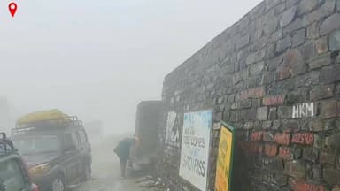 सच्चे जोत का आपातकालीन बंकर बदहाल, यात्रियों की सुरक्षा पर उठे गंभीर सवाल
पांगी/चम्बा।
पांगी घाटी को जिला मुख्यालय चम्बा से जोड़ने वाले दुर्गम एवं महत्वपूर्ण सच्चे जोत मार्ग पर यात्रियों की सुरक्षा के लिए लोक निर्माण विभाग द्वारा वर्षों पहले एक आपातकालीन बंकर का निर्माण किया गया था। इस बंकर का उद्देश्य खराब मौसम, भारी बर्फबारी, भूस्खलन अथवा वाहन खराब होने जैसी आपातकालीन परिस्थितियों में यात्रियों को सुरक्षित आश्रय उपलब्ध करवाना था। लेकिन वर्तमान समय में यह बंकर स्वयं बदहाली का शिकार हो चुका है और यात्रियों के लिए किसी भी प्रकार की राहत देने की स्थिति में नहीं है।
हाल ही में किए गए निरीक्षण के दौरान बंकर की स्थिति बेहद चिंताजनक पाई गई। बंकर के अंदर भारी मात्रा में बर्फ जमा हुई है, जिससे इसका अधिकांश हिस्सा उपयोग के योग्य नहीं रह गया है। वहीं इसकी छत भी कई स्थानों से पूरी तरह क्षतिग्रस्त और टूटी हुई दिखाई दे रही है। ऐसी स्थिति में यदि कोई यात्री खराब मौसम या किसी अन्य आपातकालीन कारण से सच्चे जोत में फंस जाता है, तो उसे सुरक्षित आश्रय मिलने की उम्मीद भी नहीं रह जाती।
सच्चे जोत प्रदेश के सबसे कठिन और जोखिम भरे दर्रों में गिना जाता है। यहां मौसम कभी भी अचानक बदल सकता है और कई बार वाहन तकनीकी खराबी के कारण घंटों तक रास्ते में फंसे रहते हैं। ऐसे समय में यह बंकर यात्रियों के लिए जीवनरक्षक साबित हो सकता था, लेकिन इसकी वर्तमान हालत चिंता का विषय बन गई है।
स्थानीय लोगों का कहना है कि संबंधित विभाग द्वारा समय-समय पर बंकर के रखरखाव और मरम्मत की ओर पर्याप्त ध्यान नहीं दिया गया, जिसके कारण यह स्थिति उत्पन्न हुई है। लोगों ने मांग की है कि आगामी यात्रा सीजन और सर्दियों के मौसम को ध्यान में रखते हुए बंकर की तत्काल मरम्मत कर इसे फिर से उपयोग योग्य बनाया जाए।
क्षेत्र के नागरिकों का कहना है कि यदि भविष्य में कोई बड़ा हादसा या आपातकालीन स्थिति उत्पन्न होती है और यात्रियों को सुरक्षित आश्रय नहीं मिल पाता, तो इसके लिए संबंधित विभाग की लापरवाही जिम्मेदार मानी जाएगी। उन्होंने प्रशासन और लोक निर्माण विभाग से आग्रह किया है कि सच्चे जोत स्थित इस महत्वपूर्ण आपातकालीन बंकर की जल्द से जल्द मरम्मत कर यात्रियों की सुरक्षा सुनिश्चित की जाए।
अब सबसे बड़ा सवाल यह है कि यदि सच्चे जोत में भारी बर्फबारी, वाहन खराब होने या अन्य किसी आपदा के कारण यात्री फंस जाते हैं, तो उन्हें सुरक्षित आश्रय कहां मिलेगा?
#SachPass #PangiValley #Chamba #HimachalPradesh #PublicWorksDepartment #EmergencyShelter #RoadSafety #TravelerSafety #Infrastructure #MountainRoads #HimalayanRegion #PublicConcern #TouristSafety #Snowfall #BreakingNews #PangiNews #ChambaNews #HimachalNews #DevelopmentIssues #CitizenVoice हिम संदेश Pangi Administration