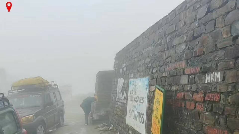 सच्चे जोत का आपातकालीन बंकर बदहाल, यात्रियों की सुरक्षा पर उठे गंभीर सवाल
पांगी/चम्बा।
पांगी घाटी को जिला मुख्यालय चम्बा से जोड़ने वाले दुर्गम एवं महत्वपूर्ण सच्चे जोत मार्ग पर यात्रियों की सुरक्षा के लिए लोक निर्माण विभाग द्वारा वर्षों पहले एक आपातकालीन बंकर का निर्माण किया गया था। इस बंकर का उद्देश्य खराब मौसम, भारी बर्फबारी, भूस्खलन अथवा वाहन खराब होने जैसी आपातकालीन परिस्थितियों में यात्रियों को सुरक्षित आश्रय उपलब्ध करवाना था। लेकिन वर्तमान समय में यह बंकर स्वयं बदहाली का शिकार हो चुका है और यात्रियों के लिए किसी भी प्रकार की राहत देने की स्थिति में नहीं है।
हाल ही में किए गए निरीक्षण के दौरान बंकर की स्थिति बेहद चिंताजनक पाई गई। बंकर के अंदर भारी मात्रा में बर्फ जमा हुई है, जिससे इसका अधिकांश हिस्सा उपयोग के योग्य नहीं रह गया है। वहीं इसकी छत भी कई स्थानों से पूरी तरह क्षतिग्रस्त और टूटी हुई दिखाई दे रही है। ऐसी स्थिति में यदि कोई यात्री खराब मौसम या किसी अन्य आपातकालीन कारण से सच्चे जोत में फंस जाता है, तो उसे सुरक्षित आश्रय मिलने की उम्मीद भी नहीं रह जाती।
सच्चे जोत प्रदेश के सबसे कठिन और जोखिम भरे दर्रों में गिना जाता है। यहां मौसम कभी भी अचानक बदल सकता है और कई बार वाहन तकनीकी खराबी के कारण घंटों तक रास्ते में फंसे रहते हैं। ऐसे समय में यह बंकर यात्रियों के लिए जीवनरक्षक साबित हो सकता था, लेकिन इसकी वर्तमान हालत चिंता का विषय बन गई है।
स्थानीय लोगों का कहना है कि संबंधित विभाग द्वारा समय-समय पर बंकर के रखरखाव और मरम्मत की ओर पर्याप्त ध्यान नहीं दिया गया, जिसके कारण यह स्थिति उत्पन्न हुई है। लोगों ने मांग की है कि आगामी यात्रा सीजन और सर्दियों के मौसम को ध्यान में रखते हुए बंकर की तत्काल मरम्मत कर इसे फिर से उपयोग योग्य बनाया जाए।
क्षेत्र के नागरिकों का कहना है कि यदि भविष्य में कोई बड़ा हादसा या आपातकालीन स्थिति उत्पन्न होती है और यात्रियों को सुरक्षित आश्रय नहीं मिल पाता, तो इसके लिए संबंधित विभाग की लापरवाही जिम्मेदार मानी जाएगी। उन्होंने प्रशासन और लोक निर्माण विभाग से आग्रह किया है कि सच्चे जोत स्थित इस महत्वपूर्ण आपातकालीन बंकर की जल्द से जल्द मरम्मत कर यात्रियों की सुरक्षा सुनिश्चित की जाए।
अब सबसे बड़ा सवाल यह है कि यदि सच्चे जोत में भारी बर्फबारी, वाहन खराब होने या अन्य किसी आपदा के कारण यात्री फंस जाते हैं, तो उन्हें सुरक्षित आश्रय कहां मिलेगा?
#SachPass #PangiValley #Chamba #HimachalPradesh #PublicWorksDepartment #EmergencyShelter #RoadSafety #TravelerSafety #Infrastructure #MountainRoads #HimalayanRegion #PublicConcern #TouristSafety #Snowfall #BreakingNews #PangiNews #ChambaNews #HimachalNews #DevelopmentIssues #CitizenVoice हिम संदेश Pangi Administration