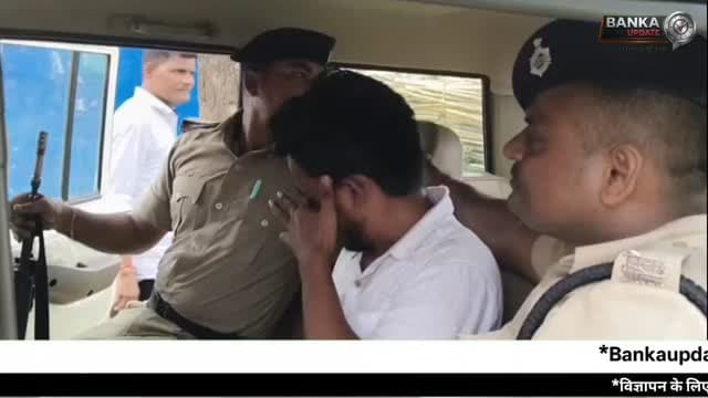 बांका में निगरानी विभाग की बड़ी कार्रवाई, 8.5 हजार रिश्वत लेते सर्वे अमीन गिरफ्तार
बांका न्यूज, चान्दन प्रखंड समाचार, निगरानी विभाग कार्रवाई, सर्वे अमीन गिरफ्तार, रिश्वतखोरी मामला, बांका भ्रष्टाचार खबर, बिहार विजिलेंस रेड, जमीन सर्वे रिश्वत, आदित्य कुमार सर्वे अमीन, चान्दन ताजा समाचार
बांका जिले के चान्दन प्रखंड में निगरानी विभाग ने बड़ी कार्रवाई करते हुए सर्वे अमीन आदित्य कुमार को 10 हजार रुपये रिश्वत लेते रंगे हाथ गिरफ्तार किया। शिकायत के सत्यापन के बाद हुई कार्रवाई से इलाके में हड़कंप मच गया।
#BankaNews #Chandan #VigilanceRaid #BriberyCase #SurveyAmin BiharNews Corruption BreakingNews BankaBreaking HindiNews