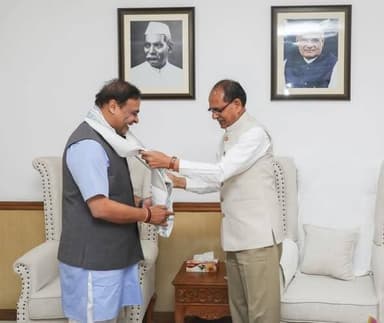 🔷 কেন্দ্রীয় মন্ত্রী শিবরাজ সিং চৌহানের সঙ্গে মুখ্যমন্ত্রী হিমন্ত বিশ্ব শর্মার গুরুত্বপূর্ণ বৈঠক
🔷 কৃষি পরিকাঠামো, কোল্ড স্টোরেজ ও বাজার সংযোগ শক্তিশালীকরণে জোর
🔷 ‘লখপতি বাইদেউ’ প্রকল্পের অগ্রগতি পর্যালোচনা, গ্রামীণ অর্থনীতি আরও মজবুত করার উদ্যোগ
