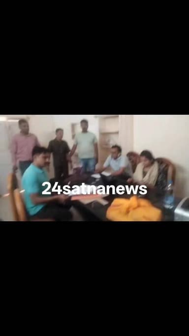 SDM कार्यालय के बाहर 75 हजार की रिश्वत लेते बाबू रंगे हाथ गिरफ्तार
लोकायुक्त रीवा की टीम ने आज ब्यौहारी एसडीएम कार्यालय के बाहर एक फोटोकॉपी दुकान पर बड़ी कार्रवाई की। यहाँ तहसीलदार कार्यालय के खंड लेखक (बाबू) लल्लू प्रसाद प्रजापति को ₹75,000 की रिश्वत लेते रंगे हाथ दबोचा गया।आरोपी ने आवेदक रमेश रजक से दुकान विवाद के मामले में उनके पक्ष में अदालती आदेश करवाने के एवज में इस मोटी रकम की मांग की थी। शिकायत के सत्यापन के बाद लोकायुक्त पुलिस ने जाल बिछाकर आरोपी को दबोच लिया। आरोपी के खिलाफ भ्रष्टाचार निवारण अधिनियम के तहत मामला दर्ज कर कार्रवाई की जा रही है।