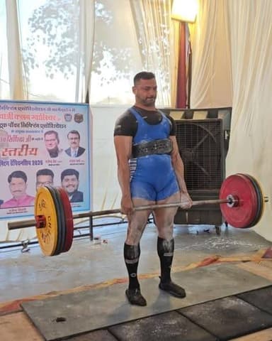 सतना के लाल ने किया कमाल
ग्वालियर में आयोजित मास्टर्स पावरलिफ्टिंग चैंपियनशिप 2026 में अभिषेष बघेल का दबदबा, लगातार तीसरी बार बने बेस्ट लिफ्टर ऑफ मध्यप्रदेश
ग्वालियर में 30-31 मई 2026 को आयोजित मध्यप्रदेश मास्टर्स पावरलिफ्टिंग चैंपियनशिप में खिलाड़ियों ने शानदार प्रदर्शन किया। प्रतियोगिता में सतना जिले के ग्राम मरौहा निवासी अभिषेष बघेल ने उत्कृष्ट प्रदर्शन करते हुए लगातार तीसरी बार "बेस्ट लिफ्टर ऑफ मध्यप्रदेश" का खिताब अपने नाम कर अपनी श्रेष्ठता सिद्ध की।
अभिषेष बघेल ने प्रतियोगिता के दौरान दमदार प्रदर्शन करते हुए सभी प्रतिस्पर्धियों को पीछे छोड़ दिया और लगातार तीसरे वर्ष यह प्रतिष्ठित सम्मान हासिल कर एक नया कीर्तिमान स्थापित किया। उनकी इस उपलब्धि ने न केवल सतना जिले बल्कि पूरे मध्यप्रदेश को गौरवान्वित किया है।
उनके इस उत्कृष्ट प्रदर्शन के आधार पर अभिषेष बघेल का चयन महाराष्ट्र में 18 से 23 जुलाई 2026 तक आयोजित होने वाली राष्ट्रीय पावरलिफ्टिंग चैंपियनशिप के लिए किया गया है। इस प्रतिष्ठित प्रतियोगिता में वे मध्यप्रदेश का प्रतिनिधित्व करेंगे। उनके चयन से क्षेत्र एवं प्रदेश के खेल प्रेमियों में उत्साह का माहौल है तथा सभी ने उनके सफल प्रदर्शन के लिए शुभकामनाएं दी हैं।
अपनी सफलता पर अभिषेष बघेल ने इसका श्रेय अपने पिता योगेंद्र प्रताप सिंह, माता मंगलेश सिंह, पत्नी डॉ. प्रीति सिंह, बहन डॉ. अपर्णा सिंह, तथा आशुतोष मिश्रा एवं अमितेश मिश्रा को दिया। उन्होंने कहा कि परिवार, मित्रों एवं शुभचिंतकों के निरंतर सहयोग, प्रोत्साहन और विश्वास ने उन्हें इस मुकाम तक पहुंचाने में महत्वपूर्ण भूमिका निभाई है।
अभिषेष की इस ऐतिहासिक उपलब्धि पर परिजनों, मित्रों, खेल प्रेमियों एवं पावरलिफ्टिंग समुदाय ने हर्ष व्यक्त करते हुए उन्हें बधाई दी। साथ ही आगामी राष्ट्रीय प्रतियोगिताओं में भी उत्कृष्ट प्रदर्शन कर मध्यप्रदेश एवं देश का नाम रोशन करने के लिए शुभकामनाएं दीं।
लगातार तीन बार "बेस्ट लिफ्टर ऑफ मध्यप्रदेश" का खिताब जीतकर अभिषेष बघेल ने प्रदेश के मास्टर्स पावरलिफ्टिंग जगत में अपनी विशेष पहचान स्थापित की है और वे राष्ट्रीय स्तर पर भी मध्यप्रदेश से पदक की प्रबल उम्मीद माने जा रहे हैं।