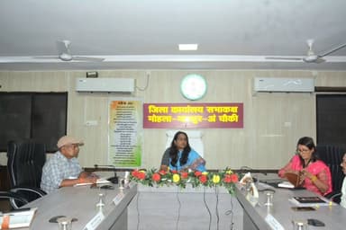 कलेक्टर श्रीमती तुलिका प्रजापति ने आज कलेक्ट्रेट सभाकक्ष में आयोजित समय-सीमा की साप्ताहिक बैठक में विभिन्न विभागों की योजनाओं एवं लंबित कार्यों की विस्तृत समीक्षा की।
- अग्रिम खाद एवं बीज वितरण में तेजी लाने के निर्देश दिए।
- खाद भंडारण एवं बीज वितरण की समीक्षा, लंबित प्रकरणों के निराकरण के दिए निर्देश
- आजीविका संवर्धन के लिए पट्टे पर तालाब उपलब्ध कराने के निर्देश
- सुशासन तिहार के आवेदनों का प्राथमिकता से निराकरण सुनिश्चित करने कहा
#mmacdistrict_cg #chhattishgarh #समय_सीमा_बैठक
@chhattisgarhcmo @dpr.chhattisgarh
