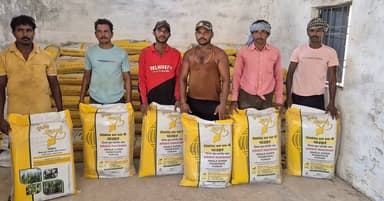 समितियों में खाद-बीज लेने किसानों में उत्साह,समय पर एवं पर्याप्त मात्रा में खाद-बीज उपलब्ध होने से जिले के किसान संतुष्ट
किसानों को समय पर एवं पर्याप्त मात्रा में खाद-बीज उपलब्ध कराने के लिए प्रशासन और कृषि विभाग द्वारा विशेष व्यवस्थाएं की गई हैं, जिससे किसानों में उत्साह का माहौल है।
मोहला-मानपुर-अंबागढ़ चौकी जिले में खरीफ सीजन के लिए खाद एवं बीज का पर्याप्त भंडारण किया गया है। किसानों को यूरिया, डीएपी सहित नैनो यूरिया एवं नैनो डीएपी उपलब्ध कराए जा रहे हैं।
कृषि विभाग द्वारा उर्वरकों के भंडारण एवं वितरण पर लगातार निगरानी रखी जा रही है।
#नैनो_डीएपी
#नैनो_यूरिया
#mmacdistrict_cg
#chhattishgarh
#agriculture
@chhattisgarhcmo
@dpr.chhattisgarh