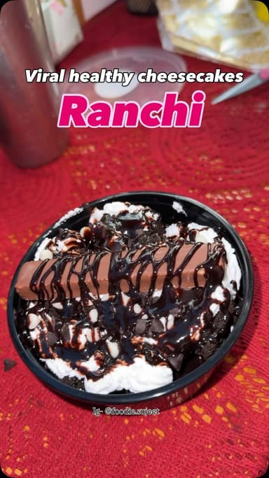 🥭✨ Ranchi Walo, Aam Ka Season Full On Hai! ✨🥭
Agar aapko khana hai Tasty Mango Cheesecake 🍰
Ya Pista Kunafa Cheesecake 💚
Ya Red Velvet Cheesecake ❤️
Ya Brownie 🍫
Ya Tiramisu ☕
Toh ek baar zaroor visit karo Flavor Fusion, Morabadi.
📍 Location: Oxygen Park Morabadi ke opposite side
Yahan ke cheesecakes sirf tasty hi nahi, balki healthy bhi hain! 💯
✔️ Base banta hai Wheat & Oats se
✔️ Cheese ghar ke Paneer aur Dahi se tayyar hota hai
Aur bhi bahut kuch milega:
🥜 No Sugar Sattu Chocolate Balls
🍫 Dates + Dark Chocolate ke saath
💪 Har ball mein lagbhag 15-16g protein
🍓 Thick Fruit Custard
Loaded with Fruits, Dates, Anar, Angoor aur Dry Fruits 😍
Matlab ek hi jagah Taste bhi aur Health bhi! 🤝
Tag your cheesecake partner 👇
Aur jaldi se pahucho Morabadi, Ranchi ke sabse delicious cheesecakes try karne! 🍰❤️
#ranchi #jharkhand #foodvlogger #ranchiblogger #ranchiupdates