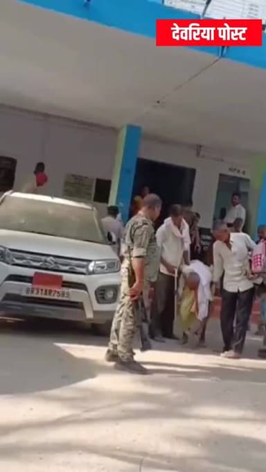 34 साल बाद आया फैसला: जवानी में किया गुनाह, बुढ़ापे में मिली सजा
वैशाली। बिहार के वैशाली जिले में 34 साल पुराने फायरिंग और जानलेवा हमले के मामले में अदालत ने बड़ा फैसला सुनाया है। वर्ष 1992 में दर्ज इस चर्चित मामले में आरोपी दीप राय उर्फ जिसा राय को दोषी करार दिया गया है।
मामले में कुल पांच लोगों को आरोपी बनाया गया था, लेकिन लंबी न्यायिक प्रक्रिया के दौरान चार आरोपियों की मौत हो चुकी है। अब बचे एकमात्र आरोपी दीप राय पर अदालत ने दोष सिद्ध माना है।
करीब साढ़े तीन दशक तक चले इस मुकदमे के बाद आए फैसले को न्यायिक प्रक्रिया का अहम उदाहरण माना जा रहा है। यह मामला एक बार फिर साबित करता है कि कानून की नजर से अपराधी बच नहीं सकता, चाहे फैसला आने में कितना भी समय क्यों न लग जाए।
अदालत द्वारा दोषी ठहराए जाने के बाद अब सजा के बिंदु पर आगे की कानूनी कार्रवाई की जाएगी।
#bihar #vaishali #BreakingNews