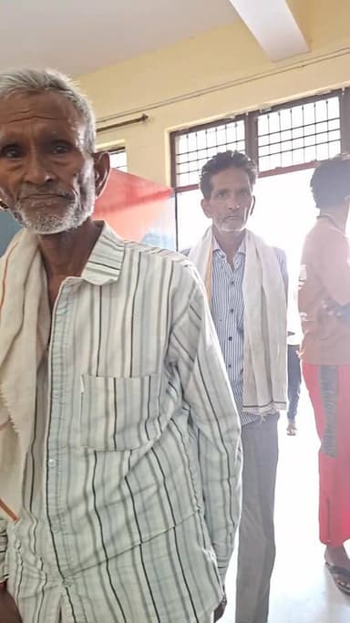 🚨 जगसौरा गांव में चोरों का आतंक!
दो घरों से सिलेंडर, मोबाइल और नगदी चोरी 😨
📍जसवंतनगर थाना क्षेत्र के ग्राम जगसौरा में सोमवार रात चोरों ने दो घरों को निशाना बनाकर हड़कंप मचा दिया।
पीड़ित राधेश्याम के मुताबिक देर रात चोर घर में घुस आए और गैस सिलेंडर, मोबाइल फोन व करीब ₹2900 नगद चोरी कर ले गए। सुबह आंख खुली तो सामान गायब देखकर परिवार के होश उड़ गए। 😡
वहीं पड़ोसी रामप्रसाद के घर से भी चोर सिलेंडर उठा ले गए। हालांकि बाद में तलाश करने पर सिलेंडर गांव के ही एक खाली पड़े मकान में मिला।
घटना के बाद दोनों पीड़ितों ने जसवंतनगर थाने पहुंचकर पुलिस से शिकायत की है। पुलिस मामले की जांच में जुट गई है।
⚠️ लगातार बढ़ रही चोरी की घटनाओं से ग्रामीणों में दहशत और नाराजगी का माहौल है।
#Jaswantnagar #Etawah #CrimeNews #Chori #UPNews #DPSChannel #MohammadAsifKhan
