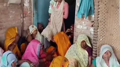 सर्पदंश से अधेड़ की मौत, परिवार में मचा कोहराम
कौशांबी। पिपरी थाना क्षेत्र के पेरई गांव में मंगलवार सुबह सर्पदंश से एक अधेड़ की मौत हो गई। घटना के बाद परिवार में कोहराम मच गया। सूचना पर पहुंची पुलिस ने शव को कब्जे में लेकर पोस्टमार्टम के लिए भेज दिया।
जानकारी के अनुसार पेरई गांव निवासी भैयालाल (55) पुत्र स्वर्गीय राम चरित्र मंगलवार सुबह गांव के बाहर फूल तोड़ने गए थे। इसी दौरान उन्हें जहरीले सर्प ने डस लिया। सर्पदंश की जानकारी होने पर परिजन उन्हें तत्काल झाड़-फूंक के लिए ले गए, लेकिन हालत लगातार बिगड़ती चली गई।
इसके बाद परिजन उन्हें उपचार के लिए जिला अस्पताल मंझनपुर लेकर पहुंचे, जहां इलाज के दौरान उनकी मौत हो गई। अधेड़ की मौत की खबर मिलते ही परिवार में चीख-पुकार मच गई। मामले की सूचना पुलिस को दी गई। मौके पर पहुंची पुलिस ने शव को कब्जे में लेकर पोस्टमार्टम के लिए भेज दिया है।
#कौशांबी #Kaushambi #Pipri #PeraiVillage #SnakeBite Sarpdansh DistrictHospital Manjhanpur BreakingNews UPNews HindiNews DainikJagran LocalNews KaushambiNe