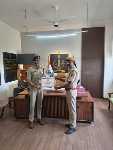 #सम्मानित_पुलिसकर्मी_____
#ऑपरेशन_शिकंजा
#डीग_पुलिस_एसपी_कांबले_शरण_गोपीनाथ__कांबले_ने_डीएसटी_की_दोनों_टीमों_को_सम्मानित
जिले में अपराधियों और कानून तोड़ने वालों के खिलाफ चलाए जा रहे विशेष अभियान 'ऑपरेशन शिकंजा' के तहत डीग पुलिस को एक और बड़ी सफलता मिली है। अपनी जान की परवाह किए बिना अपराधियों के खिलाफ त्वरित और प्रभावी कार्यवाही करने वाले जिला पुलिस अधीक्षक (SP) शरण गोपीनाथ कांबले ने सम्मानित किया है।
शिकंजे में आए 500 से अधिक अपराधी डीग जिला पुलिस अधीक्षक शरण गोपीनाथ कांबले के कुशल निर्देशन में चलाया जा रहा 'ऑपरेशन शिकंजा' इन दिनों अपराधियों के लिए काल बन चुका है। पुलिस की इस चौतरफा घेराबंदी का अंदाजा इसी बात से लगाया जा सकता है कि महज एक महीने के भीतर जिलेभर से 513 कुख्यात अपराधियों को सलाखों के पीछे भेजा जा चुका है।
पकड़े गए अपराधियों का ब्यौरा: 42 इनामी बदमाश (जिन पर लंबे समय से इनाम घोषित था) 71 भगोड़े अपराधी (जो पुलिस की नजरों से बचकर छिप रहे थे) 243 स्थाई वारंटी (जिन्हें अदालतों द्वारा वारंट जारी किए गए थे) 157 अन्य वांछित (Wanted) अपराधी साइबर ठगों और धोखेबाजों की रीढ़ तोड़ी ।
इस अभियान के तहत पूरी दोनों टीमों ने की सजक पुलिसकर्मियों ओर पुलिस थाने के सहयोग से फील्ड में उतरकर बेहतरीन खुफिया तंत्र और त्वरित एक्शन का परिचय दिया।
डीग पुलिस का मुख्य फोकस इस समय साइबर ठगी (Cyber Fraud) करने वाले गिरोहों और फर्जी मैरिज ब्यूरो चलाकर सीधे-साधे लोगों को ठगने वाले धोखेबाजों पर है।
इस प्रभावी कार्रवाई से न सिर्फ अपराधियों के हौसले पस्त हुए हैं, बल्कि आम जनता में पुलिस के प्रति विश्वास और मजबूत हुआ है
"अपराधी या तो अपराध छोड़ें, डीग जिला" – एसपी कांबले सम्मान समारोह के दौरान एसपी शरण गोपीनाथ कांबले ने कड़ा संदेश देते हुए कहा कि जिले में किसी भी सूरत में अपराध बर्दाश्त नहीं किया जाएगा। बहादुर जवान हमारी पुलिस फोर्स का गौरव हैं, जिनकी मुस्तैदी से समाज सुरक्षित महसूस करता है। उन्होंने साफ चेतावनी दी कि 'ऑपरेशन शिकंजा' आगे भी इसी तरह पूरी रफ्तार से जारी रहेगा।