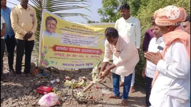 ಬಬಲೇಶ್ವರ: ಸಾರವಾಡ ಗ್ರಾಮದಲ್ಲಿ ರಸ್ತೆ ಅಭಿವೃದ್ಧಿ ಕಾಮಗಾರಿ ಭೂಮಿಪೂಜೆ ಮಾಡಿದ ಕಾಂಗ್ರೆಸ್ ಮುಖಂಡ ಸೋಮನಾಥ ಕಳ್ಳಿಮನಿ