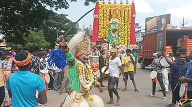 ಮಳವಳ್ಳಿ: ಪಟ್ಟಣದಲ್ಲಿ ಆಕರ್ಷಕವಾಗಿ ನಡೆದ ಬುದ್ದ ಬಸವ ಅಂಬೇಡ್ಕರ್ ನಾಲ್ವಡಿ ರವರ ಭಾವಚಿತ್ರಗಳ ಮೆರವಣಿಗೆ