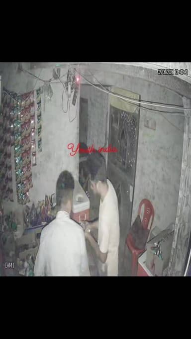 🚨 मोहम्मदाबाद में शराब ठेके पर बड़ी चोरी 🚨
बीती रात दाऊदपुर नगला बाग स्थित कंपोजिट देशी शराब एवं बीयर के ठेके का गेट कटर से काटकर अज्ञात चोर अंदर घुस गए और देशी शराब की एक पेटी, 131 बीयर कैन तथा 30 डिब्बी सिगरेट चोरी कर ले गए। पूरी वारदात ठेके में लगे सीसीटीवी कैमरों में कैद हो गई है।
सुबह दुकान खोलने पहुंचे सेल्समैन को घटना की जानकारी हुई, जिसके बाद पुलिस को सूचना दी गई। मौके पर पहुंची पुलिस ने जांच शुरू कर दी है और सीसीटीवी फुटेज के आधार पर चोरों की तलाश की जा रही है।
📍 स्थान: दाऊदपुर नगला बाग, मोहम्मदाबाद
📹 वारदात सीसीटीवी में कैद
👮 पुलिस जांच में जुटी
#Mohammadabad #Farrukhabad #BreakingNews #Theft #CCTV #UPPolice #CrimeNews #NewsUpdate #SarvjeetSinghNews