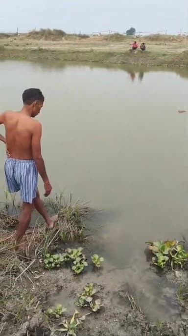 *सोता नाला बना काल: भैंस चराने गए वृद्ध की डूबकर मौत*
*रातभर तलाश में भटकते रहे परिजन, सुबह पानी में उतराता मिला शव; इकलौते पुत्र वीरेंद्र पर टूटा दुखों का पहाड़*
अमृतपुर
थाना क्षेत्र के ग्राम परतापुर कला में मंगलवार सुबह उस समय शोक की लहर दौड़ गई जब भैंस चराने गए एक वृद्ध का शव सोता नाला में उतराता हुआ मिला। वृद्ध सोमवार सुबह घर से अपने पशुओं को चराने के लिए निकले थे, लेकिन देर रात तक वापस नहीं लौटे। परिजनों ने पूरी रात उनकी तलाश की, मगर कोई सुराग नहीं मिला। सुबह शव मिलने के बाद परिवार में कोहराम मच गया।जानकारी के अनुसार ग्राम परतापुर कला निवासी शिशुपाल पुत्र भूमिराज (70 वर्ष) प्रतिदिन की तरह अपनी भैंसों को लेकर खेतों की ओर गए थे। ग्रामीणों के अनुसार खेतों के पास स्थित सोता नाला पार करते समय वह किसी तरह गहरे पानी में चले गए और बाहर नहीं निकल सके। देर शाम तक घर वापस न पहुंचने पर परिजनों की चिंता बढ़ गई। परिजन और ग्रामीण टॉर्च लेकर रातभर खेतों, मेड़ों और आसपास के इलाकों में उनकी तलाश करते रहे, लेकिन उनका कोई पता नहीं चल सका।मंगलवार सुबह परिजनों ने थाना अमृतपुर पहुंचकर पुलिस को सूचना दी। सूचना मिलते ही पुलिस सक्रिय हुई और खोजबीन शुरू कराई गई। कुछ देर बाद शिशुपाल का शव सोता नाला के पानी में उतराता हुआ दिखाई दिया। शव मिलने की खबर फैलते ही बड़ी संख्या में ग्रामीण मौके पर पहुंच गए और क्षेत्र में शोक का माहौल छा गया। सूचना पर थाना अध्यक्ष इंद्रजीत सिंह एवं उपनिरीक्षक राघवेंद्र भदौरिया पुलिस बल के साथ मौके पर पहुंचे। पुलिस ने शव को कब्जे में लेकर आवश्यक कानूनी कार्रवाई पूरी की तथा पंचनामा भरकर पोस्टमार्टम के लिए भेज दिया। पुलिस अधिकारियों का कहना है कि मामले की जांच की जा रही है और पोस्टमार्टम रिपोर्ट आने के बाद आगे की कार्रवाई की जाएगी।
मृतक शिशुपाल अपने पीछे इकलौते पुत्र वीरेंद्र और परिवार के अन्य सदस्यों को छोड़ गए हैं। पिता की मौत की खबर सुनते ही वीरेंद्र बदहवास हो गए। परिजनों का रो-रोकर बुरा हाल है। गांव के लोगों ने बताया कि शिशुपाल मेहनती और सरल स्वभाव के व्यक्ति थे तथा रोजाना स्वयं ही अपने पशुओं को चराने के लिए खेतों पर जाते थे। उनकी अचानक हुई मौत से पूरे गांव में गहरा दुख व्याप्त है और हर आंख नम दिखाई दी।