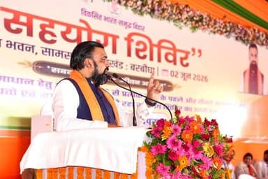 समाहरणालय,शेखपुरा
(जन सम्पर्क शाखा)
प्रेस विज्ञप्ति 273, दिनांक
02.06.2026 ********************************
*सामस बुजुर्ग में सहयोग शिविर को लेकर माननीय मुख्यमंत्री श्री सम्राट चौधरी का हुआ आगमन।*
***************************
आज दिनांक 02.06.2026 को सामस ग्राम में आयोजित सहयोग शिविर कार्यक्रम में माननीय मुख्यमंत्री श्री सम्राट चौधरी द्वारा सबसे पहले विष्णु धाम मंदिर में पहुंचकर पूजा किए। तत्पश्चात, स्टालों का निरीक्षण किया गया। माननीय मुख्यमंत्री द्वारा द्वीप प्रज्ज्वलित कर कार्यक्रम का उद्घाटन किया गया। तथा मंच पर मौजूद जनप्रतिनिधि द्वारा माननीय मुख्यमंत्री जी का माला पहनाकर स्वागत किया गया एवं बुके तथा शॉल से सम्मानित भी किया गया। आमजनों को संबोधित करते हुए इस अवसर पर उन्होंने राज्य सरकार द्वारा संचालित विभिन्न जनकल्याणकारी योजनाओं की जानकारी देते हुए कहा कि सरकार समाज के सभी वर्गों के उत्थान एवं कल्याण के लिए प्रतिबद्ध है। कुल 62 योजना का शिलान्यस किया गया।
इस प्रकार कुल 5013.17 लाख रुपये का उद्घाटन एवं शिलान्यास किया गया।
लाभुकों में से जमीन का पर्चा, आयुष्मान कार्ड एवं शौचालय से संबंधित वितरण किया गया।
अपने संबोधन में मुख्यमंत्री ने शिक्षा, स्वास्थ्य, रोजगार, महिला सशक्तिकरण, सामाजिक सुरक्षा, कृषि विकास एवं आधारभूत संरचना से संबंधित विभिन्न योजनाओं पर विस्तार से प्रकाश डाला। उन्होंने कहा कि सरकार का उद्देश्य अंतिम पंक्ति में खड़े व्यक्ति तक विकास का लाभ पहुंचाना है तथा सहयोग शिविर इसी दिशा में एक महत्वपूर्ण पहल हैl बिहार की सरकार शिक्षा में सुधार के लिए कई ऐजेंडे पर काम कर रही है। जिसमें राज्य के सभी सरकारी स्कूलों के महिला शिक्षकों को उनके गृह पंचायत में तो पुरुष शिक्षकों को पड़ोस के पंचायत के स्कूलों मे तैनाती की जायेगी। यह एलान बिहार के सीएम सम्राट चौधरी ने शेखपुरा के सामस बिष्णुधाम में मंगलवार को किया है। सीएम सहयोग शिविर में भाग लेने के लिए शेखपुरा पहुंचे थे। जनसभा को संबोधित करते हुए सीएम ने कहा कि शिक्षा में सुधार के लिए राज्य के सभी प्रखड मुख्यालयों में एक आधुनिक मॉडल स्कूल बनाया जायेगा जिसमें नामांकन के लिए अधिकारियों से लेकर बड़े व्यापारियों को अपने पुत्रों का नामांकन के लिए तरसाना होगा। सीएम ने जिला को सौगात देते हुए कहा कि शेखपुरा एवं बरबीघा मुख्य सड़क के बीच में एक नया टाउनशिप बनाया जायेगा। अभी बांका में इस योजना की शुरुआत की गई है जो आगे चलकर पूरे बिहार में लागू किया जायेगा। ग्रामीण अर्थव्यवस्था को मजबुत बनाने के लिए सरकार अगले वितीय वर्ष में बिहार के 25 ग्रामीण महिलाओं और पुरुषों को गाय देकर गौ पालन से जोड़ा जायेगा। सरकार में अभी डेयरी के माध्ण्यम से दूध संग्रह करने का कर रही है। सीएम ने कहा कि पूर्व सीएम नीतीश कुमार के बनाये गये कृषि रोड मैप को सरकार आगे ले जायेगी और किसानों को आमदनी बढ़ाने के लिए सब्जी सहित अन्य मंडी का विस्तार किया जायेगा। जीविका दीदियों से मुखातिब होते हुए सीएम ने कहा कि जो महिलाएं जीविका से नहीं जुड़ी हुई है वो जीविका से जुड़े और रोजगार के लिए आवेदन दे। सरकार एक माह के अंदर आपके खाते में रोजगार के लिए रुपया दे दिया जायेगा। सीएम ने ऐलान किया कि जल्द ही बक्सर से होते हुए नालंदा, शेखपुरा व बांका होते हुए देवघर से जोड़ने वाली फोरलेन सड़क का निर्माण कराया जायेगा। सरकारी अस्पतालों की व्यवस्था में सुधार लाने का ऐलान करते हुए सीएम ने कहा कि सामान्य बीमारी में यदि मरीजों को रेफर किया जाता है तो संबंधित डॉक्टर पर अब कार्रवाई होगी।
सीएम ने कहा कि अभी सरकार 125 यूनिट बिजली मुफ्त दे रही है पर अब पीएम सूर्य घर योजना से अगले 20 साल तक बिहार के लोगों को मुफ्त बिजली देने की योजना पर सरकार काम कर रही है। अपराधियों को अगाह करते हुए सीएम ने कहा कि यदि पुलिस को चैलेंज करने का काम करेंगे उसपर पुलिस 24 घंटे के भीतर प्रहार करेगी। श्री बाबु की धरती को नमन करते हुए सीएम ने कहा कि पीएम व पूर्व सीएम के विकसित भारत और समृद्ध बिहार बनाने का काम करने आये हैl मुख्यमंत्री ने उपस्थित अधिकारियों को निर्देश दिया कि आमजन की समस्याओं का त्वरित निष्पादन सुनिश्चित किया जाए तथा पात्र लाभुकों को सरकारी योजनाओं का लाभ समयबद्ध तरीके से उपलब्ध कराया जाए। उन्होंने लोगों से भी अपील की कि वे सरकार की विभिन्न योजनाओं का लाभ उठाएं और अपने अधिकारों एवं सुविधाओं के प्रति जागरूक रहें।
कार्यक्रम के दौरान बहुत बड़ी संख्या में ग्रामीणों एवं जनप्रतिनिधियों ने भाग लिया।
सहयोग शिविर में मुख्य सचिव श्री प्रत्यय अमृत, डीजीपी श्री विनय कुमार, सामान्य प्रशासन विभाग के एसीएस श्री बी. राजेंदर सीएम के सचिव श्री लोकेश कुमार सिंह, सीएम के सचिव श्री संजय कुमार सिंह, सचिव राजस्व एवं भूमि सुधार श्री जय सिंह सहित मगध के आयुक्त एवं पुलिस उप महानिरीक्षक एवं जिले के सभी अधिकारियों ने भाग लिया। मंच का संचालन श्री संजय भारद्वाज ने किया किया तो धन्यवाद ज्ञापन डीएम शेखर आनंद ने किया। वहीं राजनीति दल के नेताओं ने भी बढ़ चढ़ कर हिस्सा लिया l जिला के प्रभारी मंत्री श्रीमती श्वेता गुप्ता, राज्यसभा सांसद श्री शंभू शरण पटेल, बरबीघा विधायक डॉ कुमार पुस्पंजय, शेखपुरा विधायक श्री रणधीर कुमार सोनी, भाजपा के जिलाध्यक्ष श्रीमती रेशमा भारती, लोजपा के ज़िला अध्यक्ष ईमाम गजाली सहित अन्य वरीय पदाधिकारी एवं ग्रामीण उपस्थित थे।
*डी॰पी॰आर॰ओ॰,*
*शेखपुरा।*
Information & Public Relations Department, Government of Bihar District Administration Sheikhpura