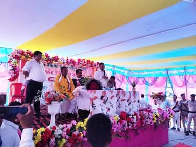 बरौनी प्रखंड की मल्हीपुर दक्षिण पंचायत में आज सहयोग शिविर का आयोजन किया गया।
शिविर की अध्यक्षता जिला पदाधिकारी श्री श्रीकांत शास्त्री ने की। शिविर में माननीय तेघड़ा विधायक श्री रजनीश कुमार एवं पुलिस अधीक्षक श्री मनीष की भी गरिमामयी उपस्थिति रही।
शिविर में प्राप्त आवेदनों के समयबद्ध निष्पादन पर बल दिया गया तथा विभिन्न सरकारी योजनाओं की जानकारी उपलब्ध कराई गई।
शिविर से पूर्व पंचायत में 579 आवेदनों का निष्पादन किया जा चुका था। जनप्रतिनिधियों एवं ग्रामीणों ने इस पहल को प्रशासन और जनता के बीच विश्वास बढ़ाने वाला प्रभावी प्रयास बताया।
@iprdbihar
#begusarai
#sahyogshivir
#easeofliving