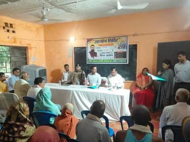 सहयोग शिविर में प्रभारी सचिव ने लिया योजनाओं का जायजा, त्वरित निष्पादन के दिए निर्देश
मटिहानी प्रखंड की खोरमपुर पंचायत में आयोजित सहयोग शिविर का निरीक्षण करते हुए उद्योग विभाग के सचिव सह बेगूसराय के प्रभारी सचिव श्री कुंदन कुमार ने विभिन्न जनकल्याणकारी योजनाओं की समीक्षा की और अधिकारियों को आमजन के आवेदनों का समयबद्ध एवं गुणवत्तापूर्ण निष्पादन सुनिश्चित करने का निर्देश दिया। शिविर में लाभुकों से संवाद कर उनकी समस्याएं सुनी गईं तथा विभिन्न योजनाओं के स्वीकृति पत्र वितरित किए गए। उल्लेखनीय है कि शिविर से पूर्व प्राप्त 59 आवेदनों का निष्पादन कर लिया गया था। निरीक्षण के बाद प्रभारी सचिव ने भगवानपुर के महेशपुर एवं बरौनी के पपरौर पंचायतों में आयोजित सहयोग शिविरों का भी जायजा लिया।
@iprdbihar
#begusarai