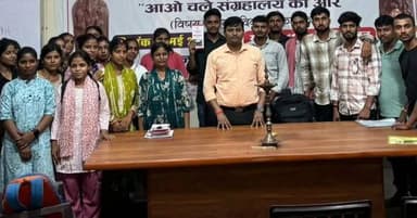 बेगूसराय संग्रहालय में इंटर्नशिप कार्यक्रम का शुभारंभ
कला एवं संस्कृति कार्यालय, बेगूसराय द्वारा बेगूसराय संग्रहालय में इंटर्नशिप कार्यक्रम का शुभारंभ किया गया। जी.डी. कॉलेज के प्राचीन इतिहास विषय के छात्र-छात्राओं को संग्रहालय अध्ययन, विरासत संरक्षण एवं सांस्कृतिक धरोहरों से जुड़ा सैद्धांतिक और व्यावहारिक प्रशिक्षण दिया जाएगा।
20 जून 2026 तक चलने वाले इस कार्यक्रम का उद्देश्य विद्यार्थियों को संग्रहालय की कार्यप्रणाली, अभिलेखीकरण, संरक्षण, शोध एवं सांस्कृतिक विरासत की गहन समझ विकसित करना है। जिला कला एवं संस्कृति पदाधिकारी श्री श्याम कुमार सहनी ने कार्यक्रम का उद्घाटन कर प्रतिभागियों को बेगूसराय की ऐतिहासिक एवं सांस्कृतिक धरोहरों से अवगत कराया।
@iprdbihar
#begusarai
@artandculturebihar