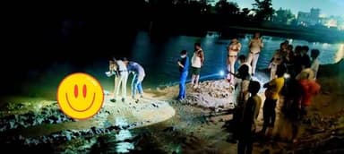 किशनगंज शहर के डुमरिया भट्टा निवासी मनोज साह की 13 वर्षीय पुत्री मेनका कुमारी का शव संदिग्ध अवस्था में मझिया नदी के पास बरामद हुआ। वही स्थानीय लोगों की नजर पड़ने के बाद लोगों ने टाउन थाना पुलिस को सूचित किया। मृत युवती का शव बरामत होना कई सवाल उठा रही है। वही मृत युवती को पोस्टमार्टम के लिए सदर अस्पताल लाया जा रहा है।
किशनगंज सदर अस्पताल के सामने सड़क जाम कर परिजन और भाजपा नेताओं ने इंसाफ की मांग कर रहे हैं।
#viralpost #viralreelschallenge #viralchallenge #newyork #2026Goals #Kishanganj #DM #sp #allflowers
Kishanganj Police
Bihar Police