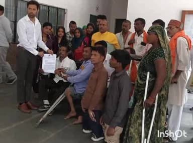 कासगंज: जिला कलेक्ट्रेट पर दिव्यांग समिति ने SDM संजीव कुमार को ज्ञापन दिया, समस्याओं के समाधान की मांग की