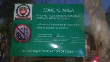 जैतपुर में एमसीडी ने लगाया Zone O का बोर्ड, लोगों को डर है कि उनके घरों पर बुलडोजर न चले