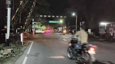 மானாமதுரை: வினோத விபத்து: வேகத்தடையில் முன்சக்கரங்கள் அந்தரத்தில் தொங்கிய மினி லாரி