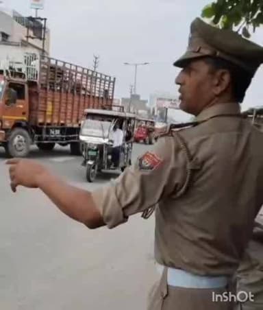 कासगंज: कासगंज में यातायात पुलिस की सराहनीय पहल, सड़क किनारे खड़े 2 असहाय वृद्धजनों को पुलिस ने सड़क पार कराया