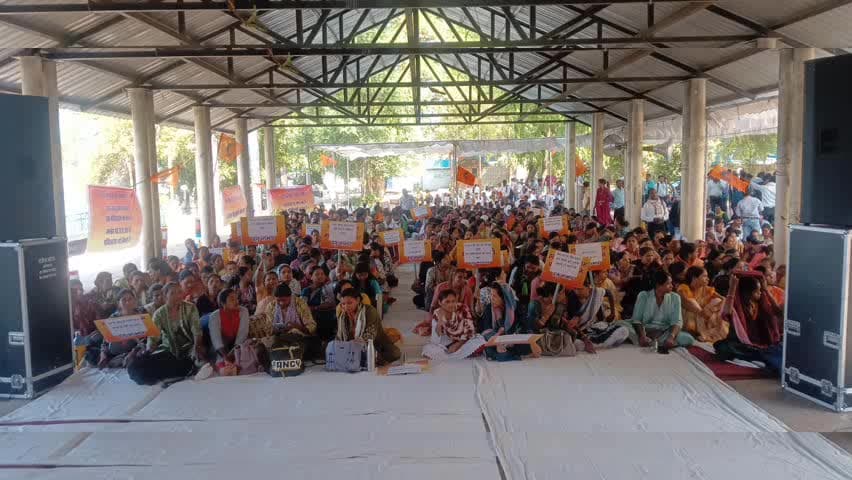 सेगांव: MP में PESA मोबिलाइज़र्स का हंगामा: 18 मई का सेवा समाप्ति आदेश निरस्त करने की मांग, CM को सौंपा ज्ञापन #mohanyadav #पैसा
