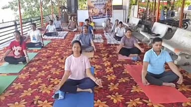 मंडला: माहिष्मती घाट पर योग दिवस का पूर्वाभ्यास जारी, 21 जून तक अधिकारी-कर्मचारी सीखेंगे योग