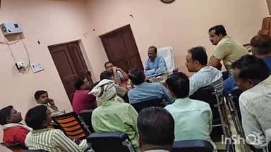 दातागंज: दातागंज ब्लॉक परिसर में रोजगार सेवकों ने अपनी मांगों को लेकर खंड विकास अधिकारी को ज्ञापन दिया