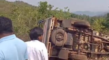 ముంచంగిపుట్టు మండలంలో జామిగూడ వైపు నుంచి వస్తున్న బొలెరో బూసిపుట్టు సమీపంలోని మలుపు వద్ద అదుపు తప్పి బోల్తా పడిన వ్యాను