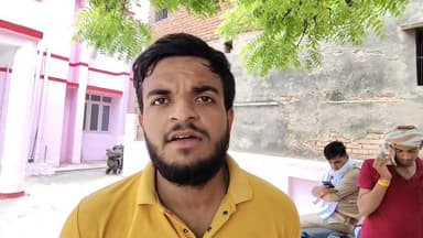 चित्रकूट एंटी करप्शन टीम ने राजापुर विनियमित क्षेत्र कार्यालय के वरिष्ठ सहायक लिपि को 13000 रिश्वत लेते किया गिरफ्तार। चित्रकूट में एंटी करप्शन टीम ने बड़ी कार्रवाई की है राजापुर में विनियमित क्षेत्र कार्यालय के वरिष्ठ सहायक लिपिक राजेश कुमार को ₹13000 की रिश्वत लेते रहेंगे हाथों गिरफ्तार किया गया है यह कार्रवाई भवन निर्माण के नक्शे को स्वीकृत करने की आवाज में की गई है राजापुर कस्बे के गांधीनगर निवासी हृदय चंद्र ने भ्रष्टाचार निवारण संगठन एंटी करप्शन से शिकायत की थी उन्होंने बताया कि भवन निर्माण का नक्शा पास कराने के लिए उनसे रिश्वत मांगी जा रही है शिकायत की पुष्टि के बाद एंटी करप्शन टीम बांदा मंडल ने जाल बिछाया और आज मंगलवार की सुबह 11:30 ट्रैप टीम ने राजेश कुमार को शिकायतकर्ता से ₹13000 घूस लेते हुए विनियमित क्षेत्र कार्यालय में पकड़ लिया ट्रैप टीम प्रभारी निरीक्षक ज्ञानेंद्र सिंह के नेतृत्व में यह कार्रवाई की गई है टीम ने आरोपी राजेश कुमार को विरासत में ले लिया है और आवश्यक साक्ष्य जुटाए है और उनके खिलाफ भ्रष्टाचार निवारण अधिनियम के तहत कार्रवाई शुरू कर दी है