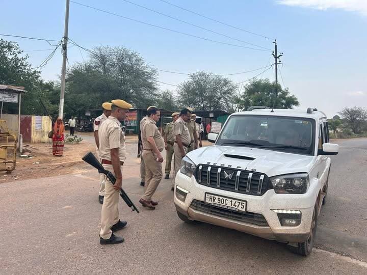 धौलपुर पुलिस ने जिलेभर में सुरक्षा व्यवस्था को मजबूत करने के लिए 'ए' श्रेणी का विशेष नाकाबंदी अभियान चलाया। एसपी विकास सांगवान के नेतृत्व में 22 प्रमुख स्थानों पर चार घंटे तक चली इस कार्रवाई में 2142 वाहनों की सघन जांच की गई। पुलिस ने दोपहिया और चौपहिया वाहनों के दस्तावेजों के साथ सवार लोगों की पहचान का भी सत्यापन किया। यातायात नियमों का उल्लंघन करने वाले 405 वाहन चालकों के खिलाफ कार्रवाई की गई। अभियान के दौरान एसपी ने औडेला चौकी और सदर थाना क्षेत्र की नाकाबंदी का औचक निरीक्षण कर अधिकारियों को आवश्यक दिशा-निर्देश भी दिए।
<nis:link nis:type=tag nis:id=dholpurpolice nis:value=DholpurPolice nis:enabled=true nis:link/> <nis:link nis:type=tag nis:id=specialnakabandi nis:value=SpecialNakabandi nis:enabled=true nis:link/> <nis:link nis:type=tag nis:id=vikassangwan nis:value=VikasSangwan nis:enabled=true nis:link/> <nis:link nis:type=tag nis:id=trafficaction nis:value=TrafficAction nis:enabled=true nis:link/> <nis:link nis:type=tag nis:id=rajasthanpolice nis:value=RajasthanPolice nis:enabled=true nis:link/> <nis:link nis:type=tag nis:id=dholpurnews nis:value=DholpurNews nis:enabled=true nis:link/> <nis:link nis:type=tag nis:id=policechecking nis:value=PoliceChecking nis:enabled=true nis:link/> <nis:link nis:type=tag nis:id=roadsafety nis:value=RoadSafety nis:enabled=true nis:link/> <nis:link nis:type=tag nis:id=crimecontrol nis:value=CrimeControl nis:enabled=true nis:link/> <nis:link nis:type=tag nis:id=breakingnews nis:value=BreakingNews nis:enabled=true nis:link/>