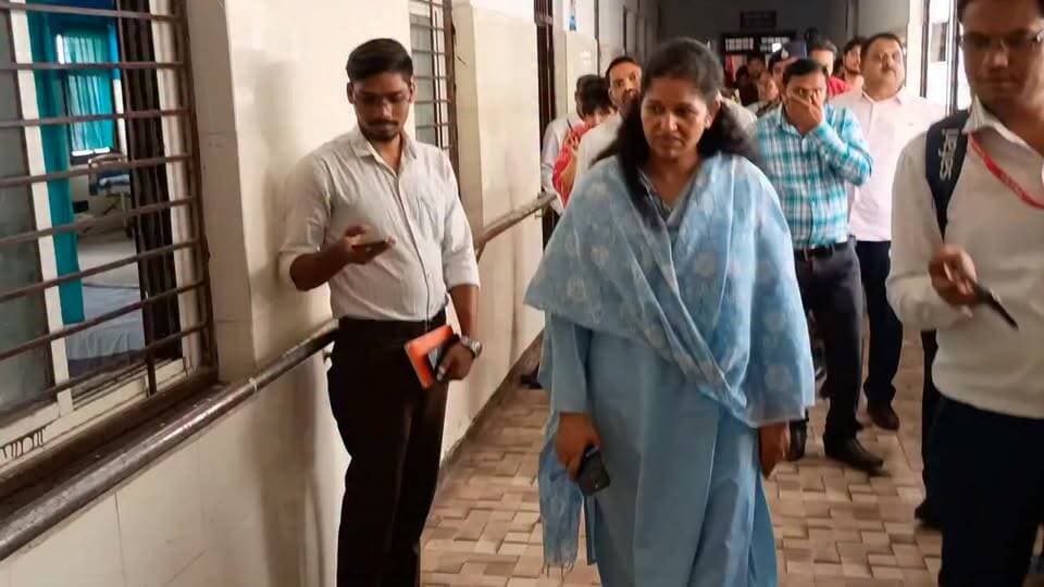 सागर कलेक्टर प्रतिभा पाल ने मालथौन सामुदायिक स्वास्थ्य केंद्र का औचक निरीक्षण किया। निरीक्षण के दौरान अस्पताल के बाथरूम में गंदगी पाए जाने पर उन्होंने नाराजगी व्यक्त की। कलेक्टर ने साफ-सफाई व्यवस्था को संतोषजनक नहीं माना और संबंधित अधिकारियों को तत्काल सुधार के निर्देश दिए।
निरीक्षण के दौरान अस्पताल में मरीजों को मिलने वाली स्वास्थ्य सेवाओं, साफ-सफाई व्यवस्था एवं अन्य सुविधाओं का भी जायजा लिया गया। कलेक्टर ने कहा कि स्वास्थ्य केंद्र में स्वच्छता और मरीजों की सुविधाओं में किसी प्रकार की लापरवाही बर्दाश्त नहीं की जाएगी।
#Malathone #Sagar #CollectorPratibhaPal #HealthCenter #HospitalInspection #MPNews #BreakingNews #NewsUpdate #MadhyaPradesh #SagarNews #MalathoneNews #ViralNews #BharatSamvadNews